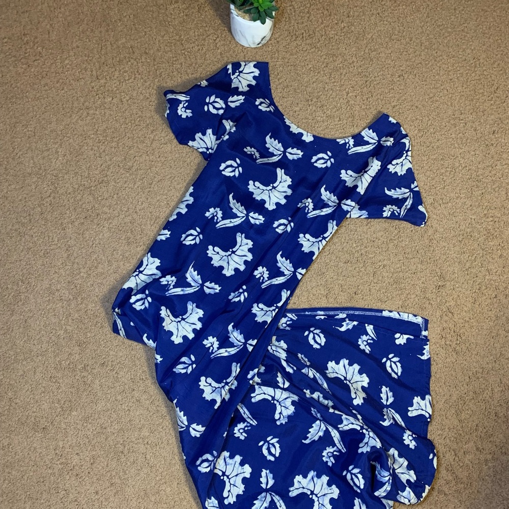 FROM MALAYSIA BATIK BLUE AND WHITE FLORAL PATTERN SUMMER DRESS.